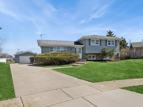 Exterior - 1000 Lancaster Ct, Hoffman Estates, IL 60169 photo 2 of 5