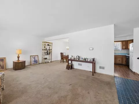 Living - 1000 Lancaster Ct, Hoffman Estates, IL 60169 photo 1 of 3