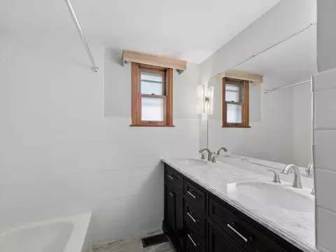 Bath - 1000 Lancaster Ct, Hoffman Estates, IL 60169 photo 1 of 2