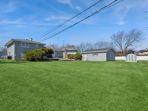 Exterior - 1000 Lancaster Ct, Hoffman Estates, IL 60169 photo 4 of 5