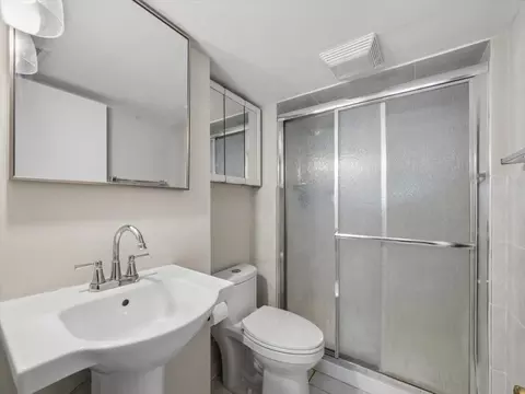 Bath - 1000 Lancaster Ct, Hoffman Estates, IL 60169 photo 2 of 2