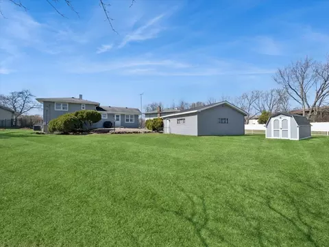Exterior - 1000 Lancaster Ct, Hoffman Estates, IL 60169 photo 3 of 5