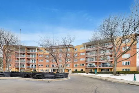 710 Creekside Dr #104A, Mount Prospect, IL 60056