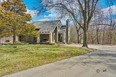 5 Knoll Ct, Galena, IL 61036