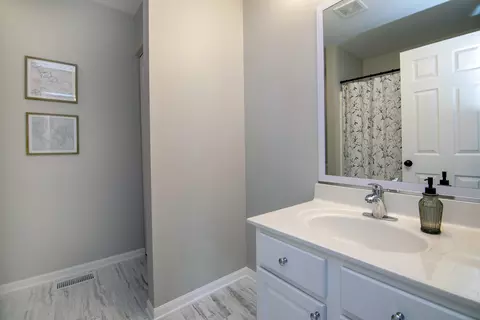 Bath - 1675 Rosehall Ln, Elgin, IL 60123 photo 5 of 5