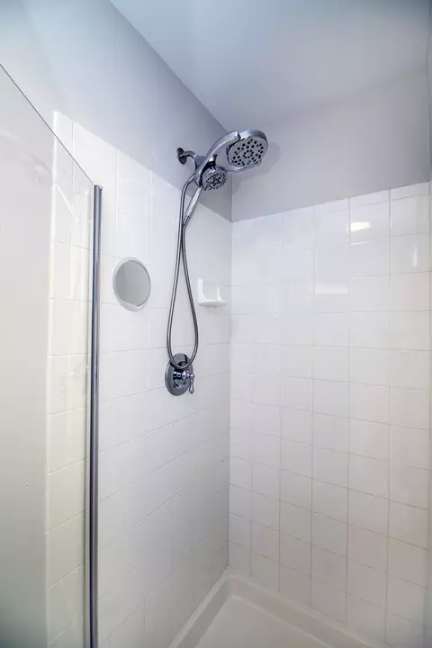 Bath - 1675 Rosehall Ln, Elgin, IL 60123 photo 4 of 5