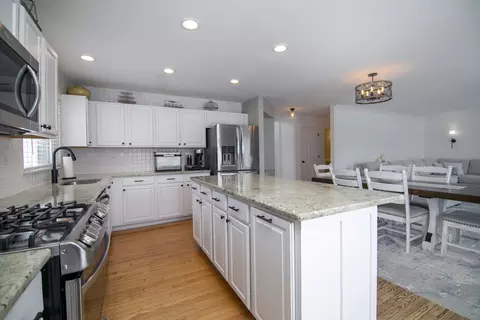 Kitchen - 1675 Rosehall Ln, Elgin, IL 60123 photo 2 of 3