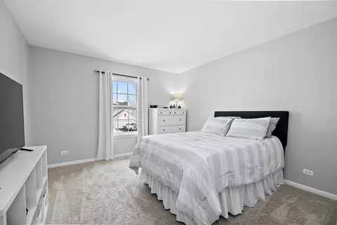 Bedroom - 1675 Rosehall Ln, Elgin, IL 60123 photo 4 of 5