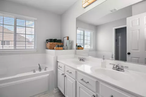 Bath - 1675 Rosehall Ln, Elgin, IL 60123 photo 2 of 5