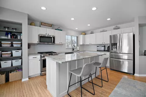 Kitchen - 1675 Rosehall Ln, Elgin, IL 60123 photo 1 of 3