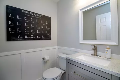 Bath - 1675 Rosehall Ln, Elgin, IL 60123 photo 1 of 5