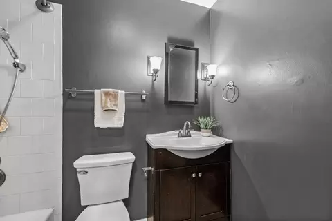 Bath - 4710 W Northfox Ln W #5, Mchenry, IL 60050 photo 2 of 2