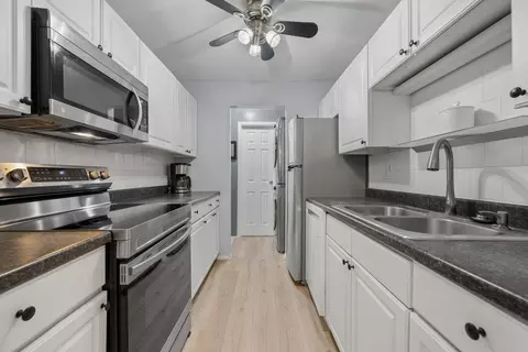 Kitchen - 4710 W Northfox Ln W #5, Mchenry, IL 60050 photo 3 of 3