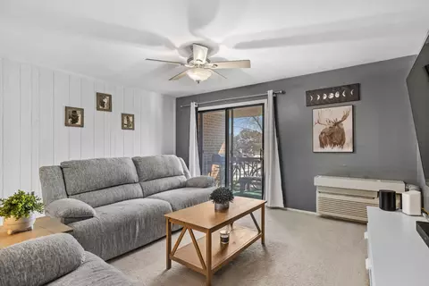 Living - 4710 W Northfox Ln W #5, Mchenry, IL 60050 photo 1 of 4