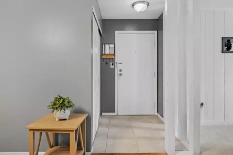 Entry Way - 4710 W Northfox Ln W #5, Mchenry, IL 60050 photo 1 of 1