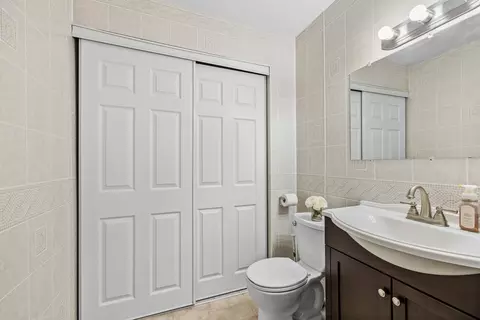 Bath - 4710 W Northfox Ln W #5, Mchenry, IL 60050 photo 1 of 2
