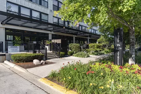 1070 W 15th St #404, Chicago, IL 60608