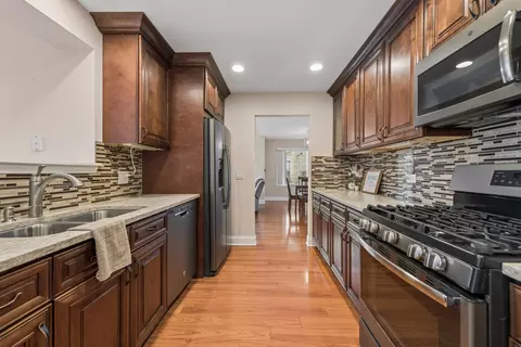 Kitchen - 1675 Chelmsford Ct #1, Bartlett, IL 60103 photo 2 of 3
