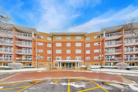 710 Creekside Dr #110A, Mount Prospect, IL 60056
