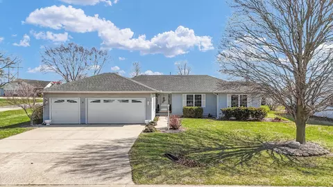 25 N Prairieview Ave, Tuscola, IL 61953