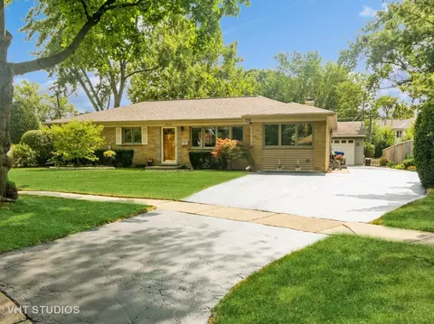 1715 Verde Ct, Mount Prospect, IL 60056