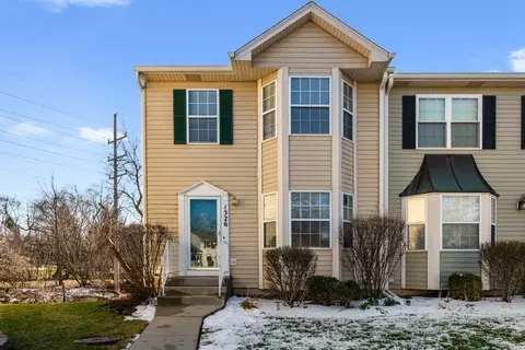 1326 Windsor Ct, Geneva, IL 60134