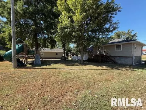 Exterior - 404 N Maple St, Christopher, IL 62822 photo 3 of 5