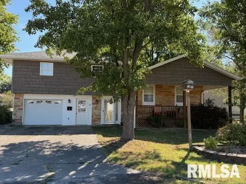 404 N Maple St, Christopher, IL 62822