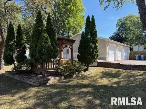 Exterior - 404 N Maple St, Christopher, IL 62822 photo 2 of 5