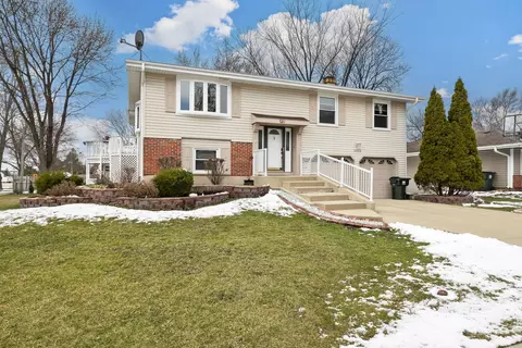 Exterior - 2004 E Parkview Cir, Hoffman Estates, IL 60169 photo 2 of 8
