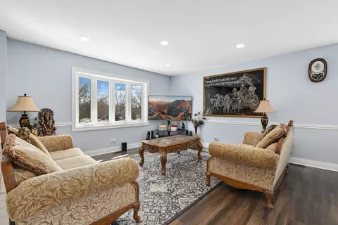 Living - 2004 E Parkview Cir, Hoffman Estates, IL 60169 photo 1 of 5