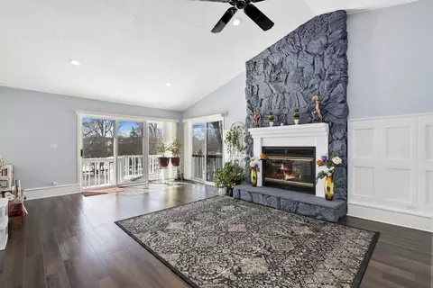 Living - 2004 E Parkview Cir, Hoffman Estates, IL 60169 photo 3 of 5