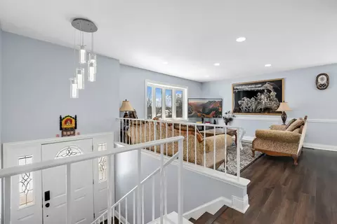 Entry Way - 2004 E Parkview Cir, Hoffman Estates, IL 60169 photo 2 of 4