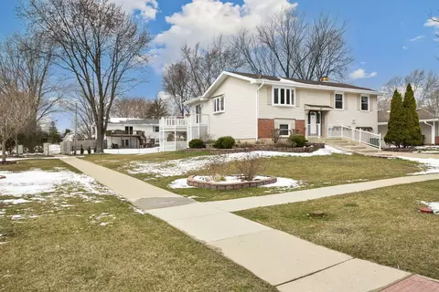 Other - 2004 E Parkview Cir, Hoffman Estates, IL 60169 photo 1 of 6