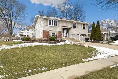 Exterior - 2004 E Parkview Cir, Hoffman Estates, IL 60169 photo 3 of 8