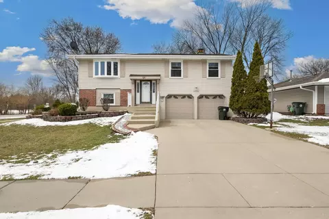 2004 E Parkview Cir, Hoffman Estates, IL 60169