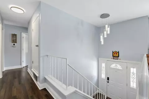 Entry Way - 2004 E Parkview Cir, Hoffman Estates, IL 60169 photo 1 of 4