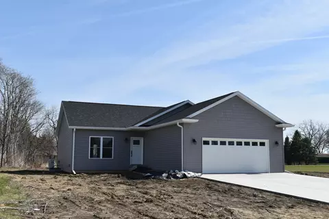 225 S Pine St, El Paso, IL 61738