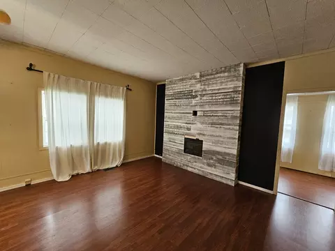 Living - 615 Mitchell St, Benton, IL 62812 photo 4 of 4