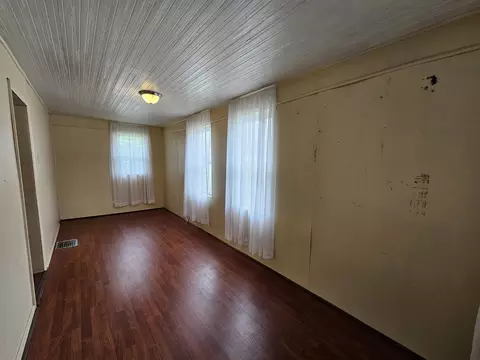 Living - 615 Mitchell St, Benton, IL 62812 photo 1 of 4