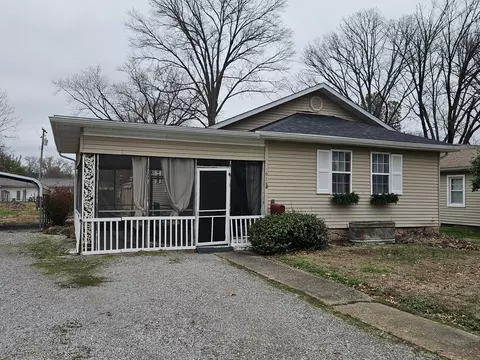 Exterior - 615 Mitchell St, Benton, IL 62812 photo 3 of 4
