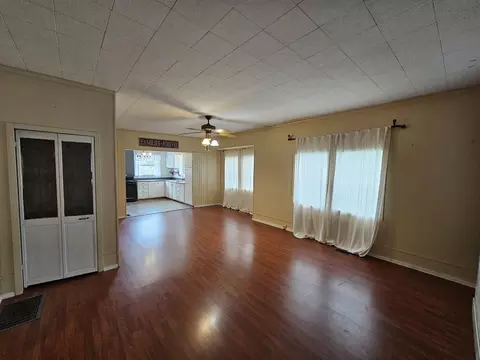 Living - 615 Mitchell St, Benton, IL 62812 photo 2 of 4