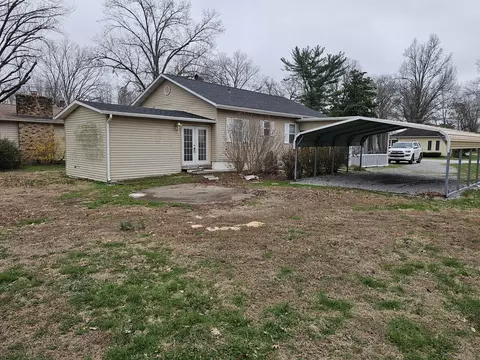 Exterior - 615 Mitchell St, Benton, IL 62812 photo 2 of 4