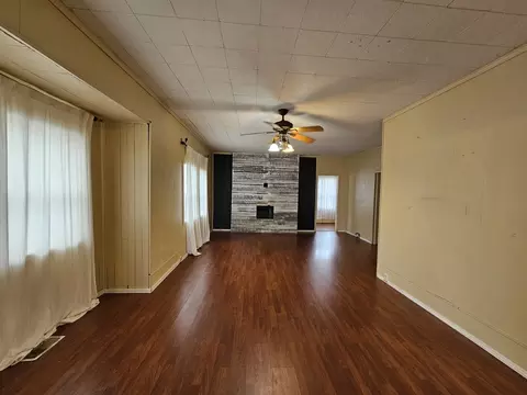 Living - 615 Mitchell St, Benton, IL 62812 photo 3 of 4