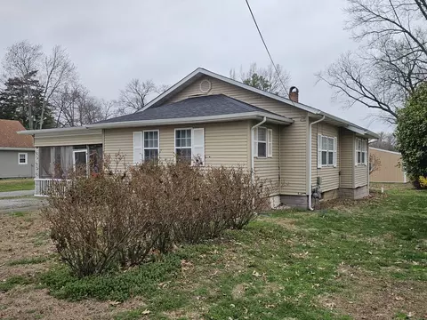 Exterior - 615 Mitchell St, Benton, IL 62812 photo 1 of 4