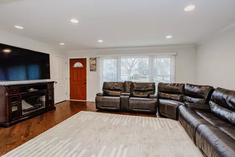 1403 S Robert Dr, Mount Prospect, IL 60056 photo 7