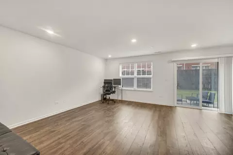 Living - 60 Grey Wolf Dr, Wheeling, IL 60090 photo 2 of 2