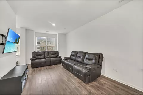 Living - 60 Grey Wolf Dr, Wheeling, IL 60090 photo 1 of 2
