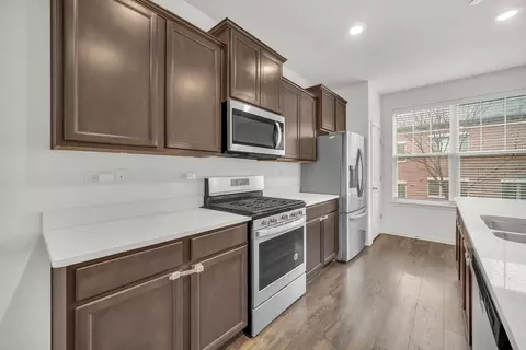Kitchen - 60 Grey Wolf Dr, Wheeling, IL 60090 photo 2 of 3