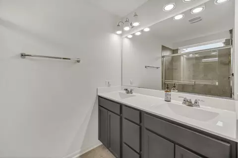 Bath - 60 Grey Wolf Dr, Wheeling, IL 60090 photo 3 of 4